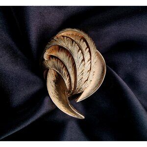 Vintage CROWN TRIFARI 1960s Signed Large Gold Toned Floral Leaf Swirl Brooch